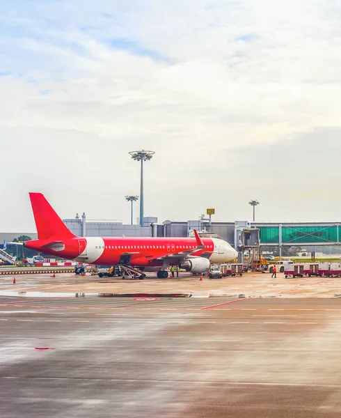 Avión Rojo Airfieald Por Terminal Del Aeropuerto Mantenimiento Avión Volador — Foto de Stock