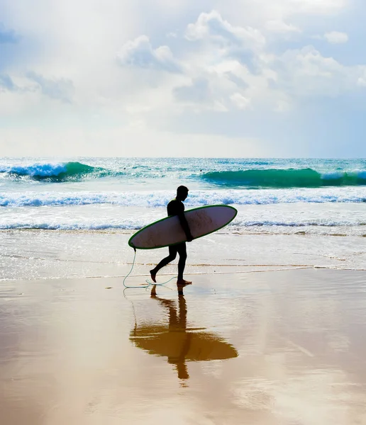 Surfista Con Tavola Surf Sulla Spiaggia Tempo Turbolento Algarve Portogallo — Foto Stock