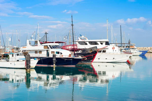 Marina Jachtok Motorcsónakok Fényes Napsütésben Larnaca Ciprus — Stock Fotó