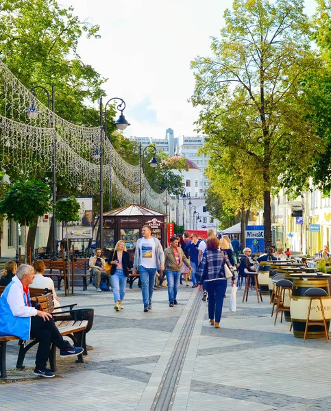 Minsk Belarus Julho 2019 Pessoas Andando Pela Rua Downtown Minsk — Fotografia de Stock