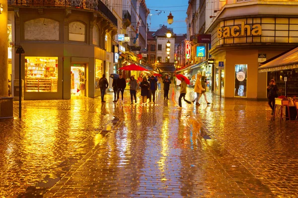 ブリュッセル ベルギー 10月06 2019 夕暮れ時に雨の中でブリュッセルの旧市街ショッピング街を歩く人々の群衆 — ストック写真