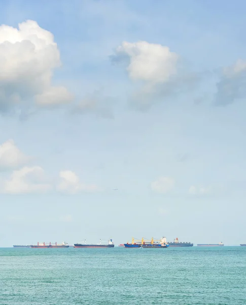 新加坡港口工业货运油轮 — 图库照片