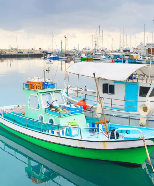 Barcos Pesca Coloridos Ancorados Limassol Marina Com Restaurantes Cais Chipre — Fotografia de Stock