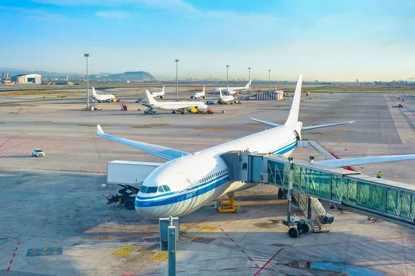 飛行機 空港滑走路 飛行場を背景にした飛行機 ポルト ポルトガルによるガラス伸縮式ギャングウェイ — ストック写真