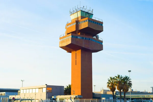空港のコントロールタワー スペインのバルセロナ — ストック写真