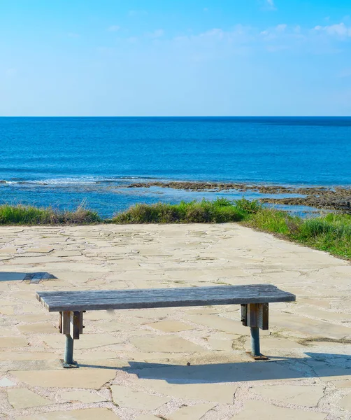 Puste Ławki Nad Morzem Pafos Cypr — Zdjęcie stockowe