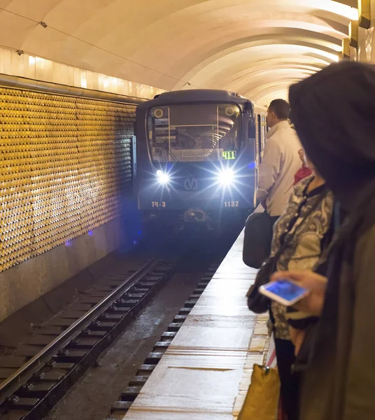 Saint Petersburg Russia July 2019 People Waiting Subway Train Arrives — Stock Photo, Image