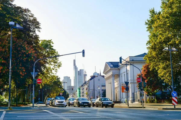 Cityscape Moderní Architekturou Zelené Stromy Automobily Zastavené Semaforu Centrum Frankfurtu — Stock fotografie