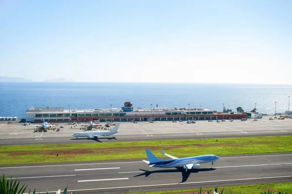 Luftaufnahme Der Startbahn Des Internationalen Flughafens Von Madeira Flugzeuge Nach — Stockfoto