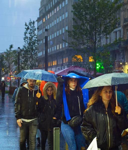 ブリュッセル ベルギー 2019年10月6日 雨の中 ブリュッセルのダウンタウンの通りを歩く人々の群衆 — ストック写真