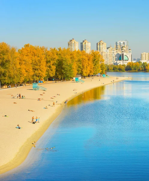 ウクライナのキエフにあるHydropark島の人々 ウォーターパークはリラックスして週末のレジャーのためのドニプロ川の有名な場所です — ストック写真