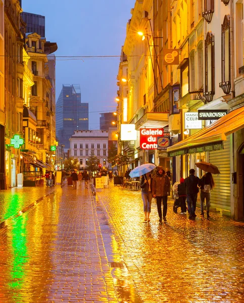 Brusel Belgie Října 2019 Lidé Procházející Dešti Staroměstské Nákupní Třídě — Stock fotografie