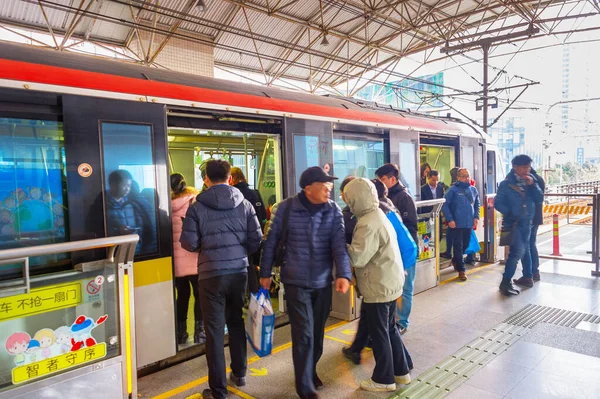 2016年12月28日 上海地下鉄駅で乗車中の方 上海地下鉄は都市鉄道と郊外鉄道を運営しており 16地区のうち13地区にサービスを提供している — ストック写真