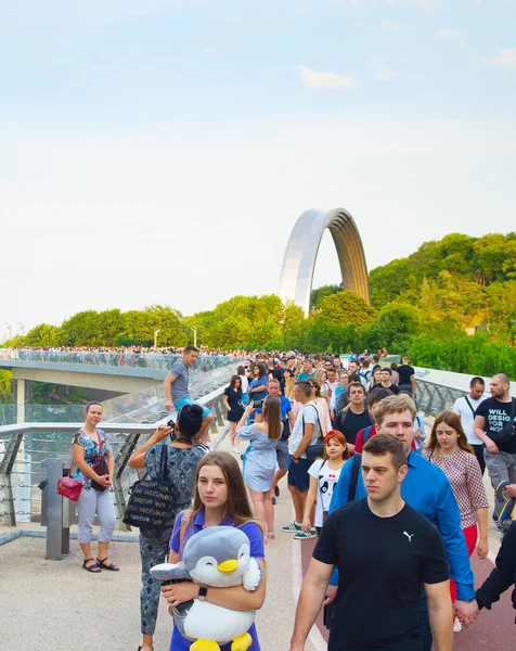 Κίεβο Ουκρανία Μαΐου 2019 Πλήθος Ανθρώπων Στη Νέα Γέφυρα Πεζοδρομίων — Φωτογραφία Αρχείου