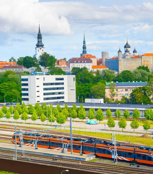 Train Arrive Tallin Vieille Ville Tallin Arrière Plan Estonie — Photo