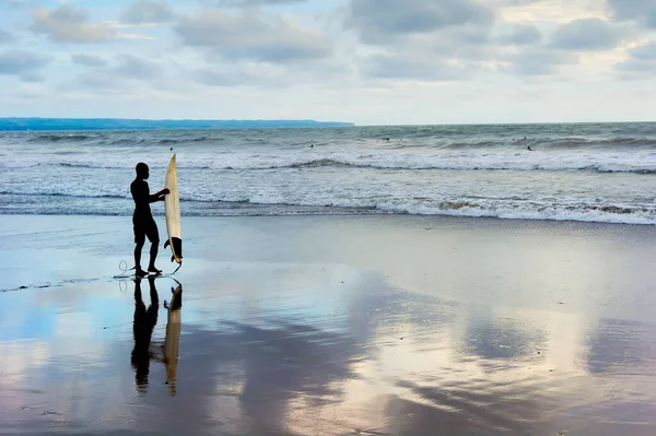 해변에서 파도타기를 실루엣으로 석양에 파도타기 인도네시아 — 스톡 사진