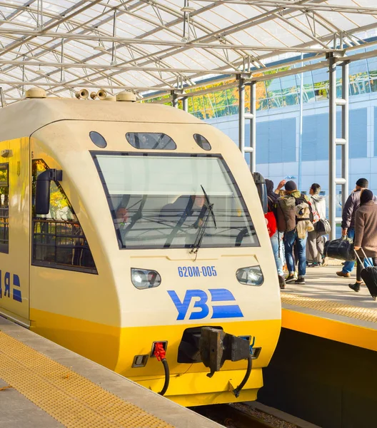 Kyiv Ukraine October 2019 Passengers Boarding Boryspil Express Train Shuttle — Stock Photo, Image