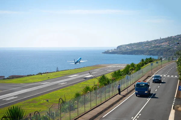 Man Watching Airplane Taking Runway Funchal International Airport Malowniczy Widok — Zdjęcie stockowe