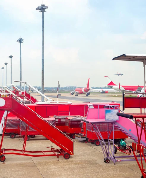 Equipamiento Aeropuerto Autobuses Lanzadera Escaleras Embarque Coches Equipaje Aviones Pista — Foto de Stock