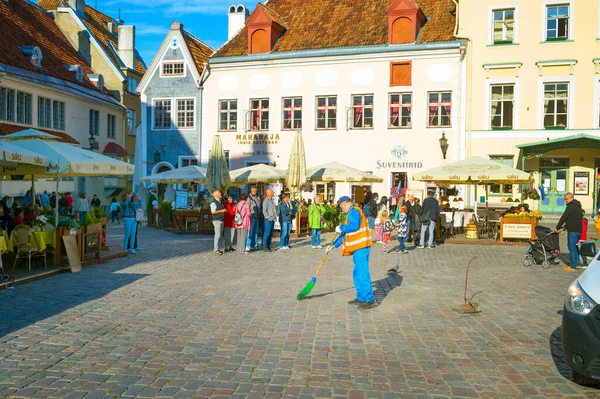 Tallinn Estonia Temmuz 2019 Şehir Meydanını Süpüren Adam Yürüyen Turistler — Stok fotoğraf