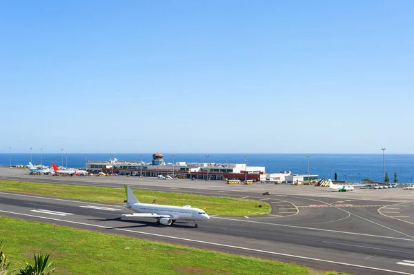 在跑道的飞机 后台的机场候机楼 葡萄牙马德拉 — 图库照片
