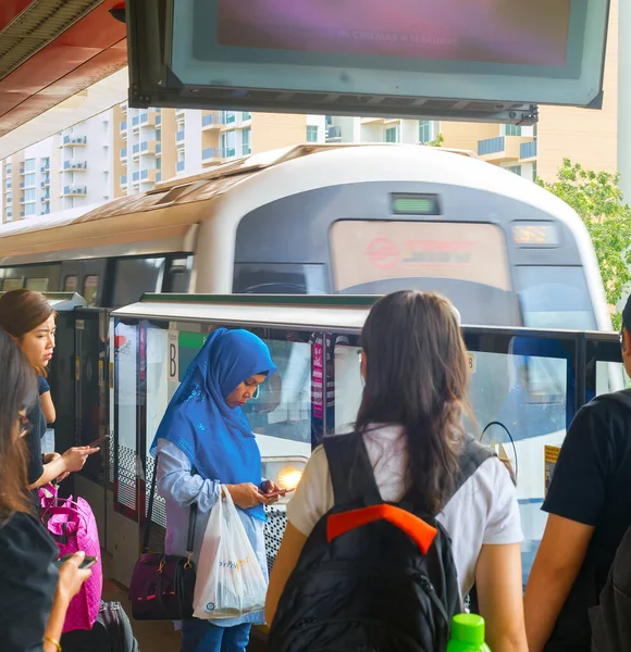 Singapore Şubat 2017 Singapur Varan Hızlı Geçiş Mrt Treni Yolcuları — Stok fotoğraf