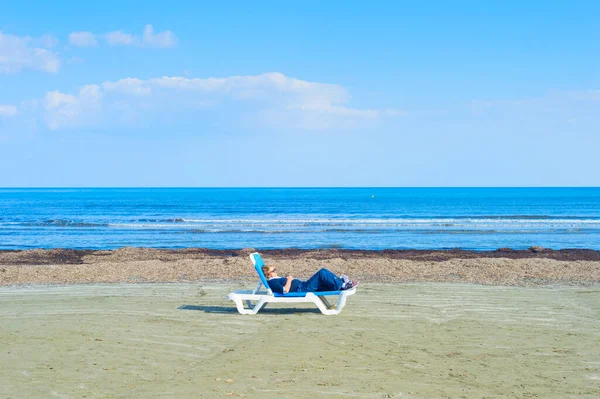 Larnaca Kypr Feb 2019 Žena Opaluje Opuštěné Pláži Kypr Slavnou — Stock fotografie