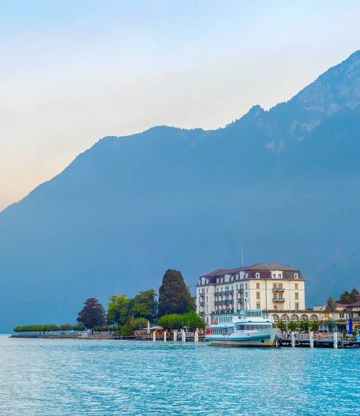 Zonsopgang Landschap Met Resort Dijk Bij Bergmeer Afgemeerde Toeristische Boten — Stockfoto