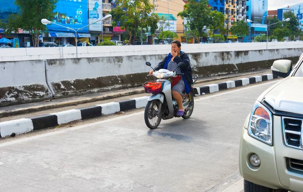 Chiang Mai Thailand January 2017 Woman Yawn She Drives Motorcycle — Stock Photo, Image