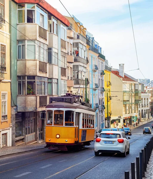 Tradicional Eléctrico Amarelo Centro Lisboa Rua Tempo Ensolarado Portugal — Fotografia de Stock