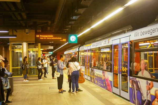 Frankfurt Γερμανία Αυγούστου 2018 Άνθρωποι Στην Πλατφόρμα Του Μετρό Φρανκφούρτη — Φωτογραφία Αρχείου