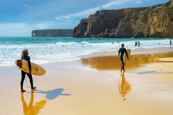 Sagres Portugal 2018年10月30日 年轻男子带着冲浪板在沙滩上行走 阿尔加维是葡萄牙著名的冲浪胜地 — 图库照片