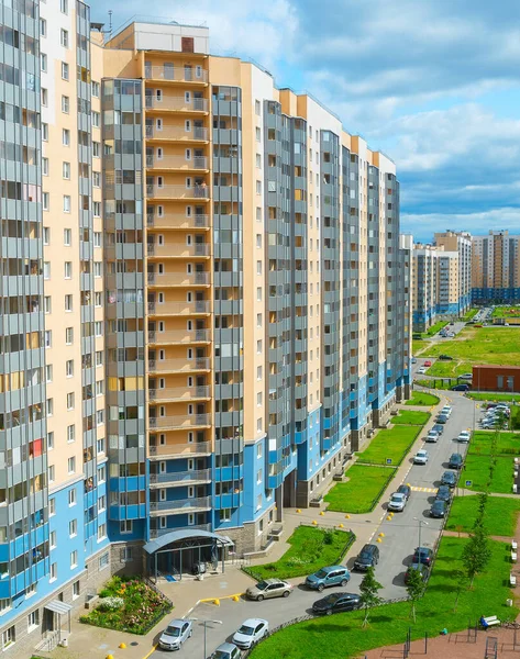 Saint Petersburg Yerleşim Bölgesinde Modern Apartmanlar Arasında Avlu Çocuk Oyun — Stok fotoğraf
