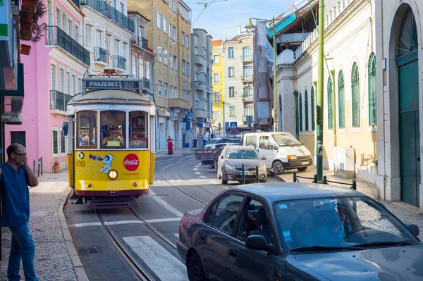 Lisbon Πορτογαλια Σεπτέμβριος 2018 Διάσημο Ντεμοντέ Τραμ Ένα Στενό Δρόμο — Φωτογραφία Αρχείου