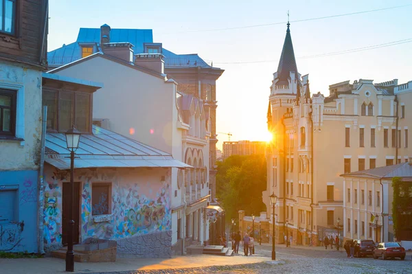 Kyiv Ukraine May 2020 人们在日落时走过安德鲁斯瀑布 安德鲁斯是个有名的旅游胜地 — 图库照片