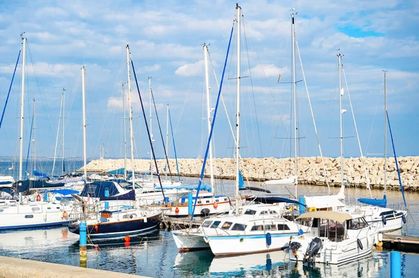 Havslandskap Med Moln Över Småbåtshamnen Med Båtar Stenpir Bakgrunden Larnaca — Stockfoto