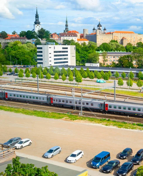 Luftschiffblick Von Der Altstadt Von Tallinn Stadtsilhouette Mit Eisenbahn Und — Stockfoto
