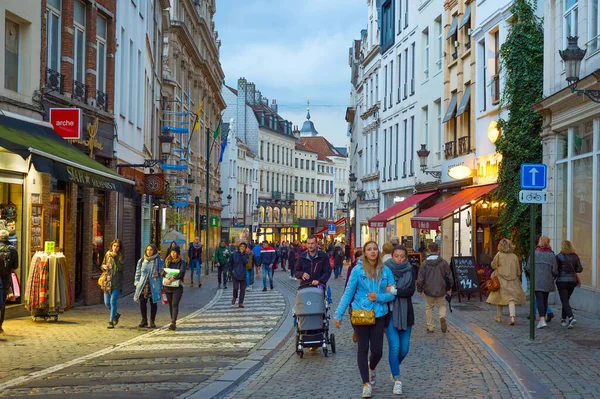 ブリュッセル ベルギー 10月06 2019 夕暮れ時に旧市街のショッピング街ブリュッセルを歩く人々の群衆 — ストック写真