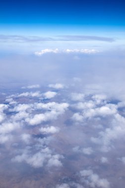 Beyaz bulutlu mavi gökyüzü