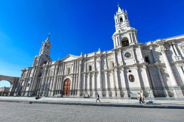 Plaza principal de Arequipa con iglesia — Foto de Stock