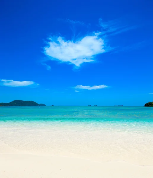 Strand und tropisches Meer — Stockfoto