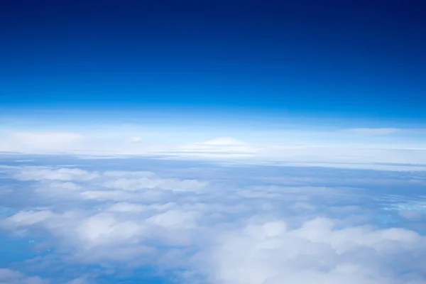 พื้นหลังท้องฟ้าสีฟ้าที่มีเมฆ — ภาพถ่ายสต็อก