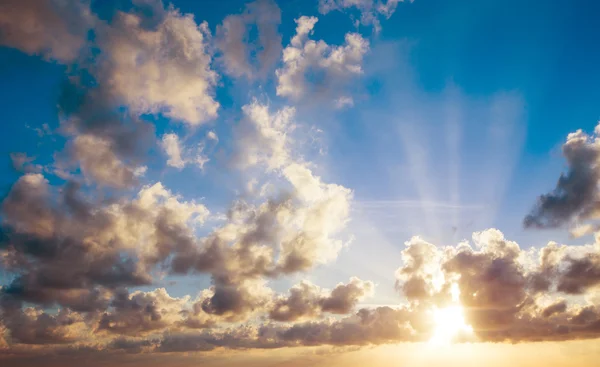 Blå himmel bakgrund med moln — Stockfoto