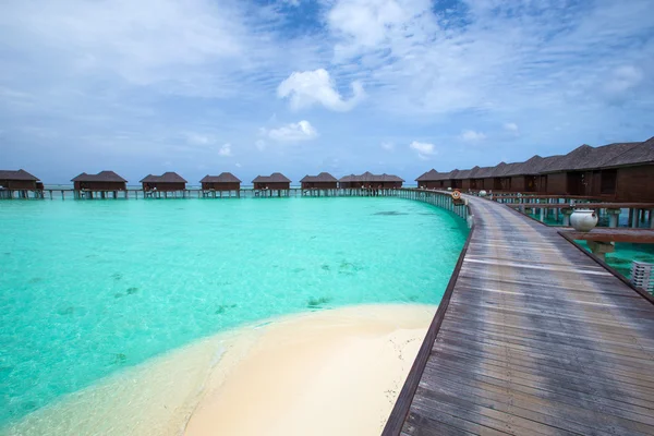 Playa con bungalows de agua en Maldivas — Foto de Stock