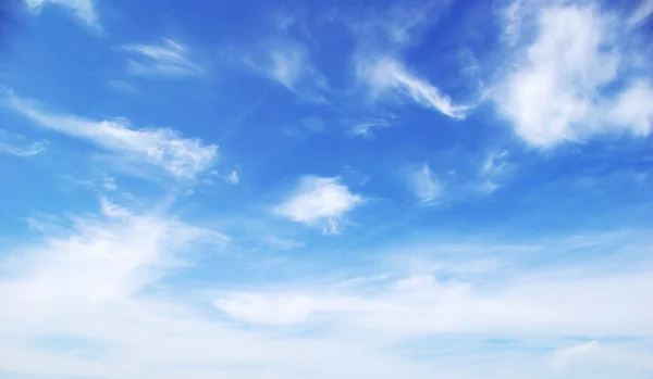 Fond bleu ciel avec nuages — Photo