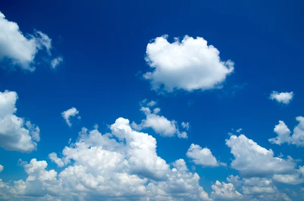 พื้นหลังท้องฟ้าสีฟ้าที่มีเมฆ — ภาพถ่ายสต็อก