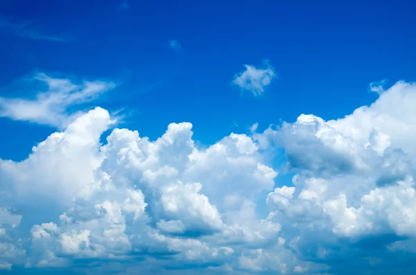 雲と青い空の背景 — ストック写真