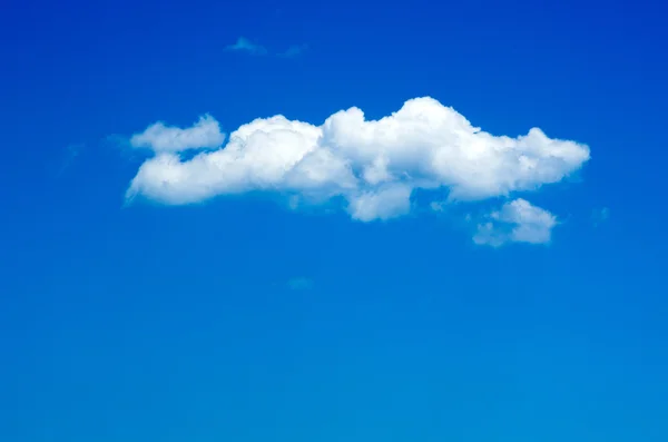 白い小さな雲と青い空の背景 — ストック写真