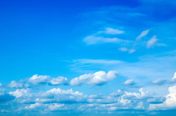 Cielo azul fondo con nubes —  Fotos de Stock