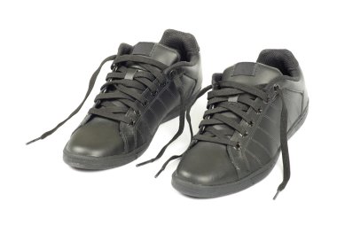 Siyah ayakkabılar beyaza izole edilmiş 